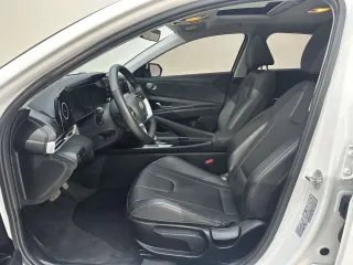 Hyundai Elantra 2023 — фото 13 из 33