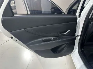 Hyundai Elantra 2023 — фото 14 из 33