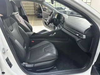 Hyundai Elantra 2023 — фото 16 из 33