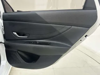 Hyundai Elantra 2023 — фото 21 из 33