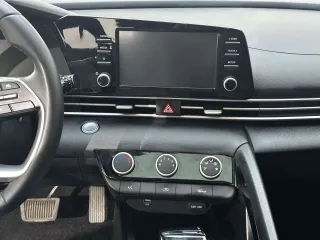 Hyundai Elantra 2023 — фото 22 из 33
