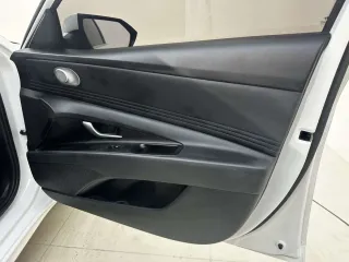 Hyundai Elantra 2023 — фото 25 из 33