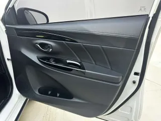 Toyota Yaris 2022 — фото 13 из 32