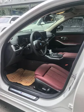 BMW 3-Series 2023 — фото 13 из 15