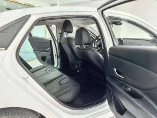 Hyundai Elantra 2023 — фото 7 из 10