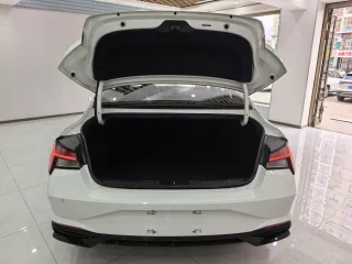 Hyundai Elantra 2023 — фото автомобиля из Китая