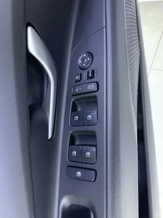 Hyundai Elantra 2023 — фото 2 из 29