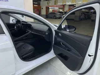 Hyundai Elantra 2023 — фото 9 из 29