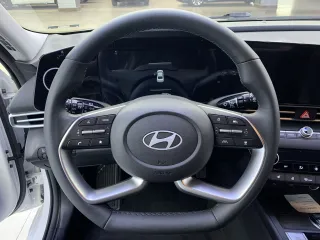 Hyundai Elantra 2023 — фото 21 из 29