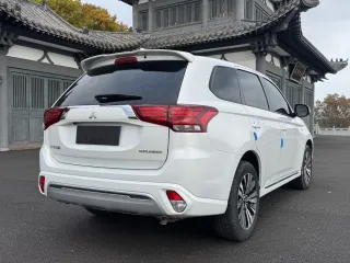 Mitsubishi Outlander 2022 — фото 20 из 27