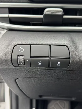Hyundai Elantra 2023 — фото 11 из 24