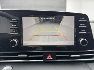 Hyundai Elantra 2023 — фото 18 из 24