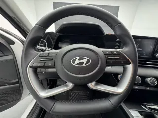 Hyundai Elantra 2023 — фото 12 из 24