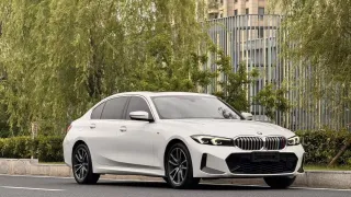 BMW 3-Series 2023 — фото 12 из 16
