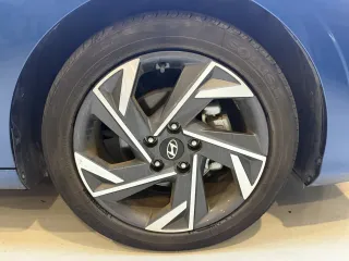 Hyundai Elantra 2023 — фото 13 из 20