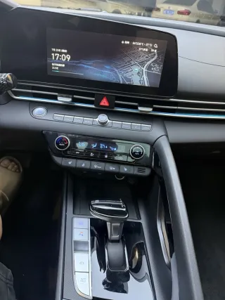 Hyundai Elantra 2023 — фото 10 из 20